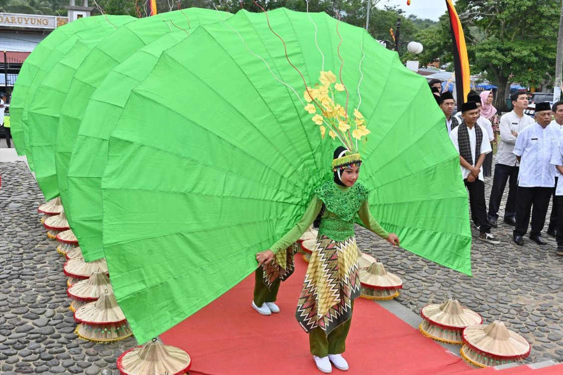 Indonesian dancers wait for their turn to perform during the 2018 Minangkabau art and culture festival in Batusangkar, West Sumatra with the Istano Basa Pagaruyuang at the background on November 28, 2018. The 2018 Minangkabau art and culture festival featuring variety of Minangkabau - one of Indonesia's ethnics - arts and culture that is held in Tanah Datar regency from November 28 - December 2 to boost both economy and tourism. / AFP / ADEK BERRY
