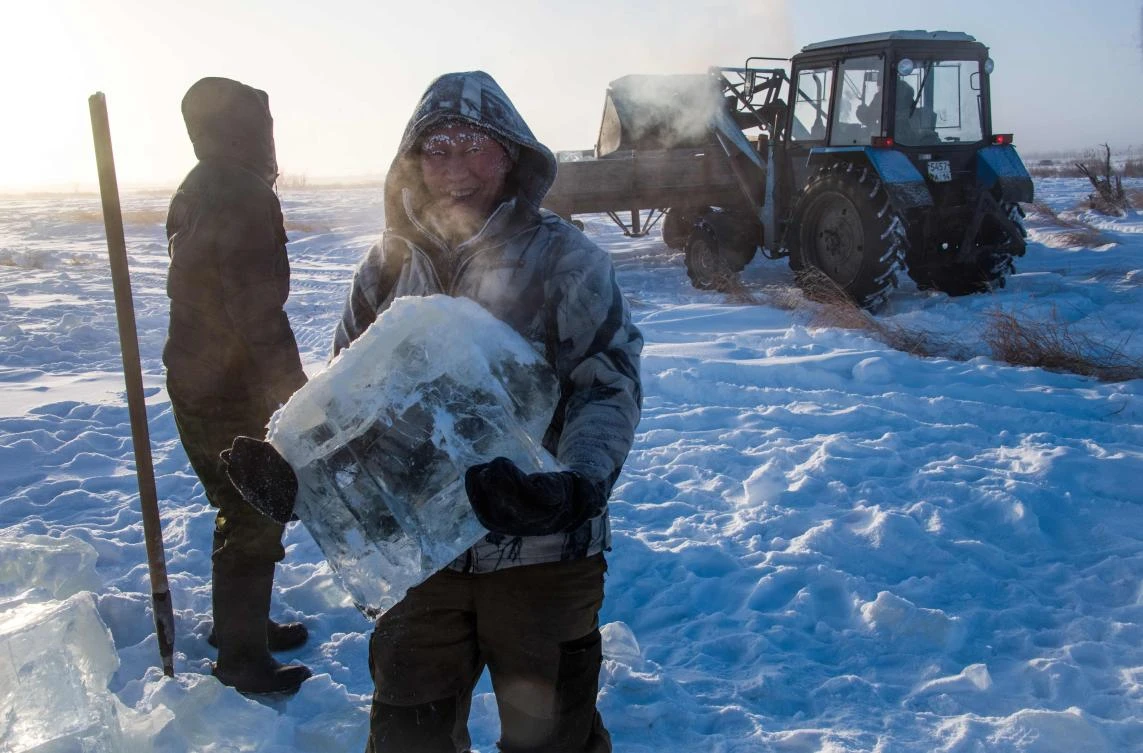 Villagers harvest ice from a local lake near the settlement of Oy, some 70 km south of Yakutsk, with the air temperature at about minus 41 degrees Celsius, on November 27, 2018. Many people in the Sakha (Yakutia) Republic depend on melted water as there is no other way to supply water due to extremely cold winter temperatures in the permafrost-covered region. / AFP / Mladen ANTONOV