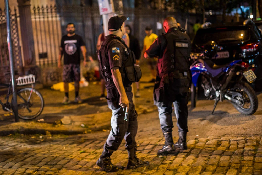 Brazilian riot police scatter supporters of the far right-wing Brazilian President elect Jair Bolsonaro and supporters of left wing professor and presidential candidate for the Workers Party (PT), Fernando Haddad, on a turmoil after Jair Bolsonaro won the election in a pro-Haddad demonstration in Rio de Janeiro on October 28, 2018. (AFP / DANIEL RAMALHO)