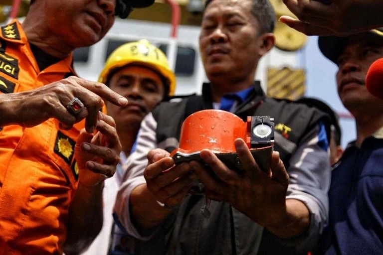 Officials display part of the ill-fated Lion Air flight JT 610’s black box after it was recovered from the Java Sea during search operations on Thursday, November 1. (Detikcom/AFP)
