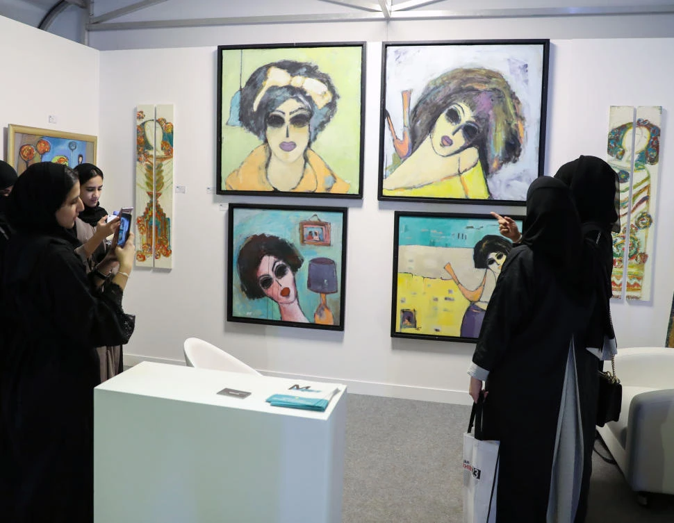 Visitors at the Misk International Sculpture Symposium. (AN photo/ Bashir Saleh)