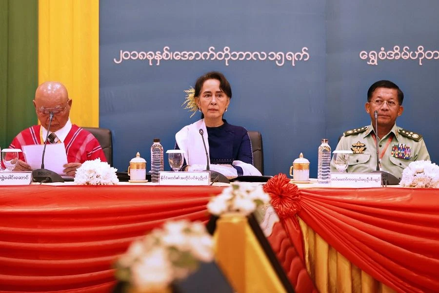Myanmar State Counsellor Aung San Suu Kyi (C), presiding over a meeting in Naypyidaw. (File/AFP)