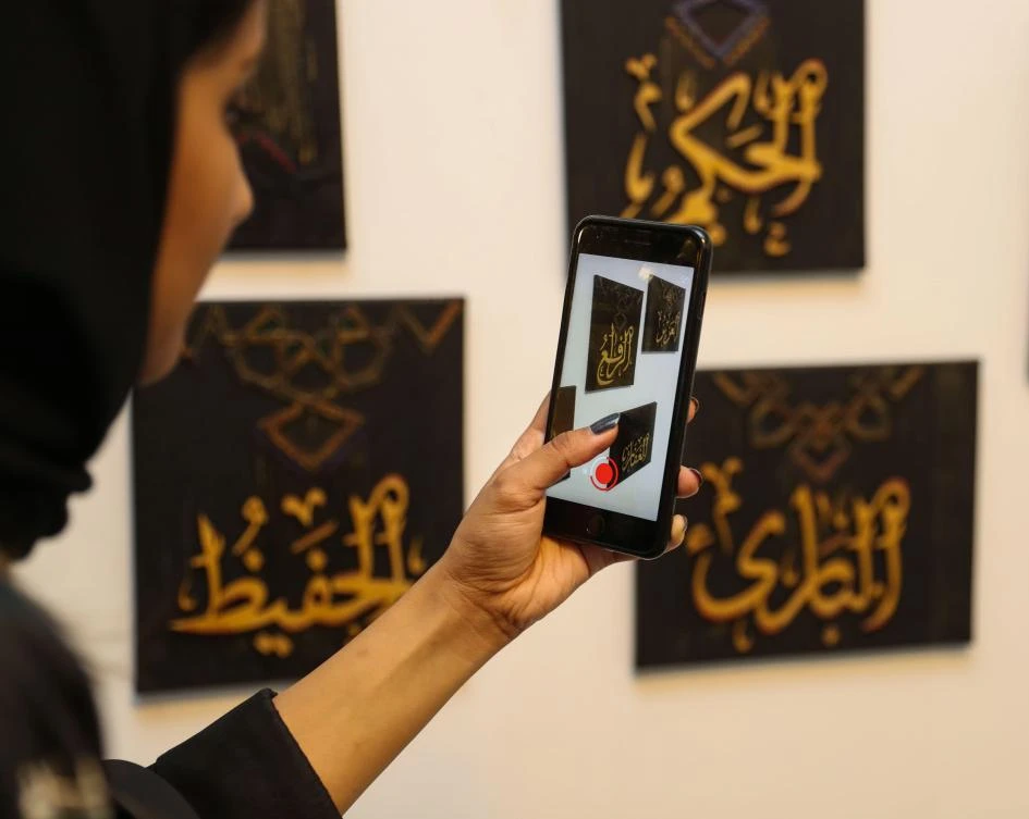 The gallery presented visitors with the dynamic curls and swirls of the written word that characterize Arabic calligraphy. (AN Photo/Basheer Saleh)