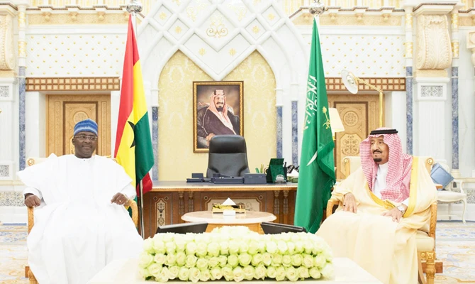 King Salman receives Dr. Mahamudu Bawumia, vice president of the Republic of Ghana, in Riyadh on Sunday. (SPA)