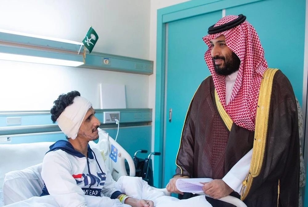 Saudi Arabia’s Crown Prince Mohammed bin Salman met with injured soldiers recovering in the Prince Sultan Medical City in Riyadh. (SPA)