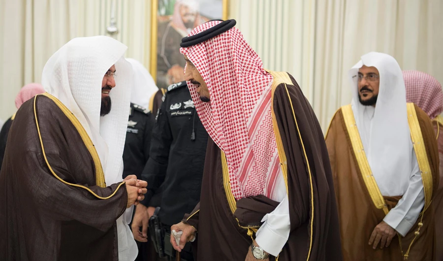 King Salman receives the grand mufti and other senior scholars including Sheikh Abdulrahman Al-Sudais, chief of the Presidency of the Two Holy Mosques, at Al-Yamamah Palace in Riyadh on Monday. (SPA)