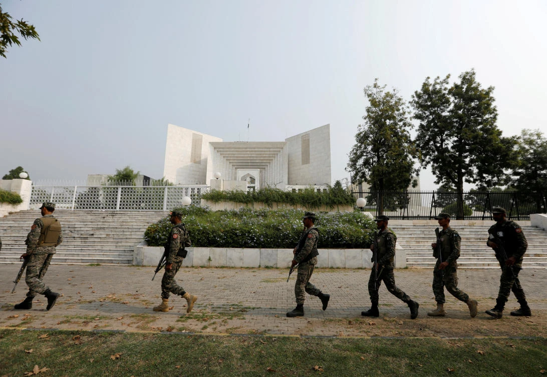 Rangers arrive at the Supreme Court after the court overturned the conviction of a Christian woman sentenced to death for blasphemy against Islam, in Islamabad, Pakistan October 31, 2018. (Reuters)