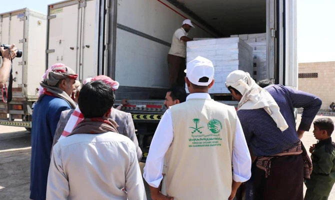 The center distributed 47 tons of food baskets in directorates in Hajjah governorate, Yemen. (SPA)