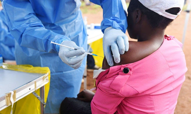A Congolese health worker administers Ebola vaccine to a woman who had contact with an Ebola sufferer in the village of Mangina in North Kivu province of the Democratic Republic of Congo, August 18, 2018. (REUTERS)