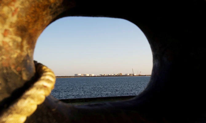 A general view of an oil dock is seen from a ship at the port of Kalantari in the city of Chabahar, 300km east of the Strait of Hormuz January 17, 2012. (REUTERS)