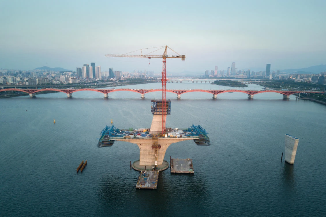 A general view shows a bridge under construction on the Han river in Seoul. Korean overseas contruction orders have been hit by sanctions against Iran. (AFP)