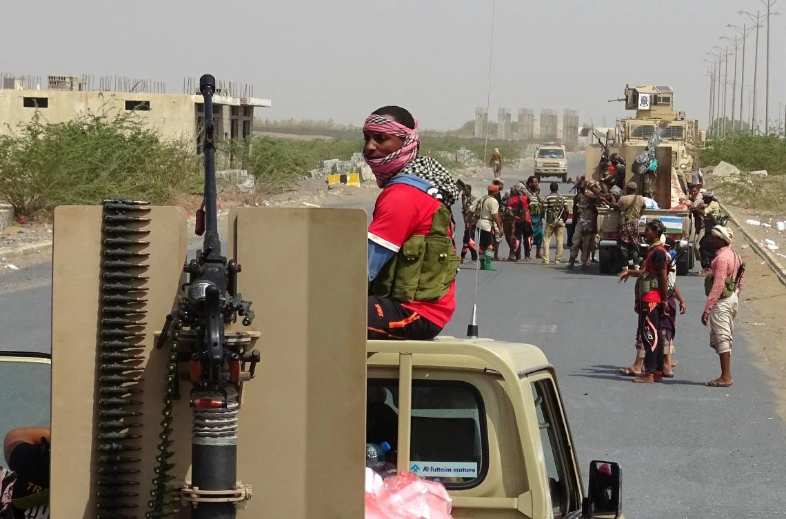 Yemeni pro-government forces gather on a main road on the eastern outskirts of Hodeida, as they continue to battle for the control of the city from Houthi rebels on November 8, 2018. (AFP)