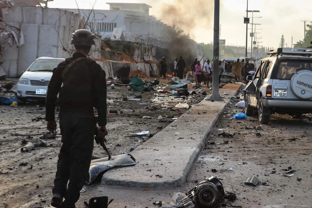 A Somali security officer looks toward the scene of twin car bombs that exploded within moments of each other in the Somali capital Mogadishu on November 9, 2018. (AFP)