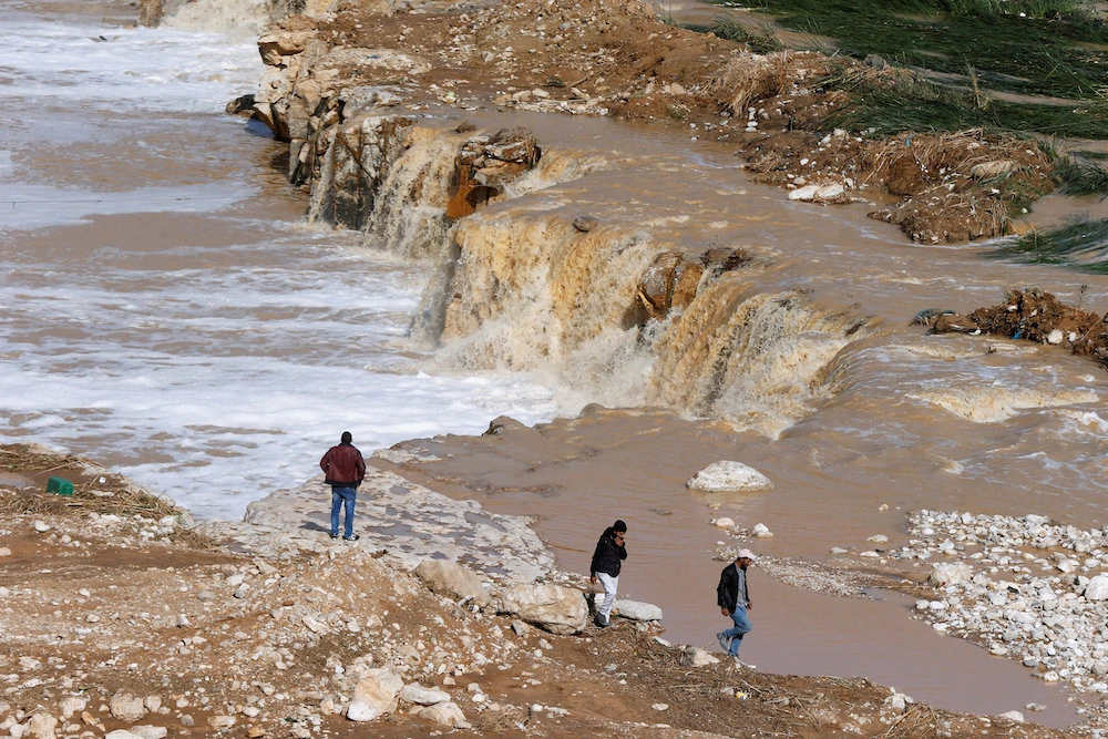 People look for missing persons after rain storms unleashed flash floods, in Madaba city, near Amman, Jordan, November 10, 2018. (Reuters)