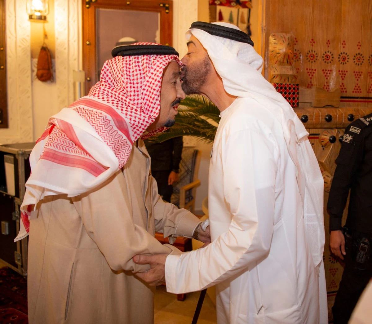Saudi Arabia’s King Salman received the Crown Prince of Abu Dhabi Sheikh Mohammed bin Zayed Al-Nahyan in Riyadh on Saturday. (SPA)