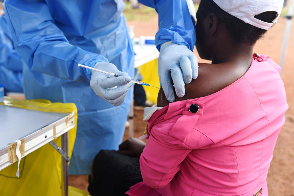 A Congolese health worker administers Ebola vaccine to a woman who had contact with an Ebola sufferer in the village of Mangina in North Kivu province of the Democratic Republic of Congo, August 18, 2018. (Reuters/File Photo)