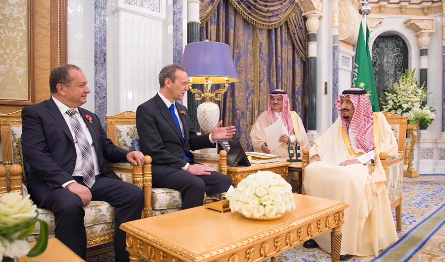 King Salman receives Simon McDonald, the special envoy of the British premier, at Al-Yamamah Palace in Riyadh on Sunday. (SPA)