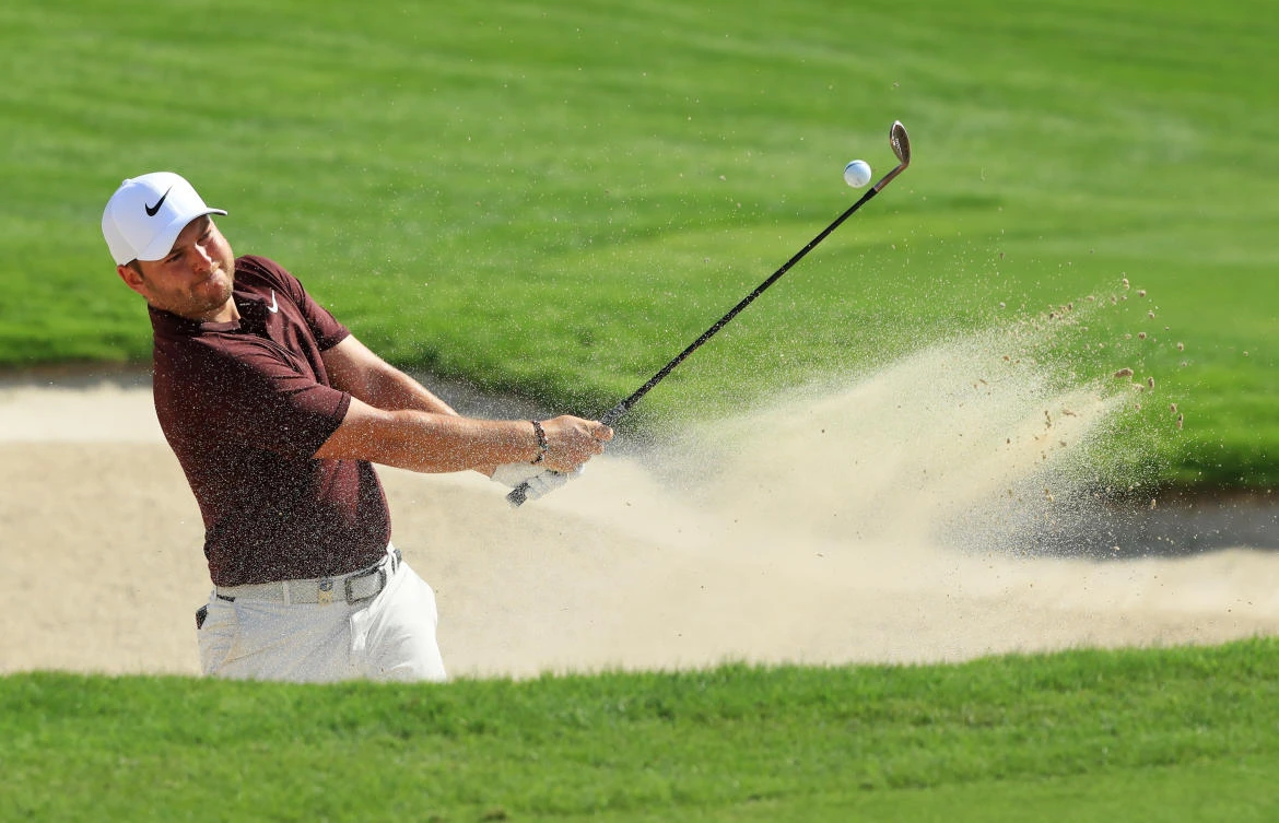 Jordan Smith of England plays his third shot from a bunker on the 18th hole during day one of the DP World Tour Championship at Jumeirah Golf Estates on November 15, 2018 in Dubai. (Getty Images/Andrew Redington)