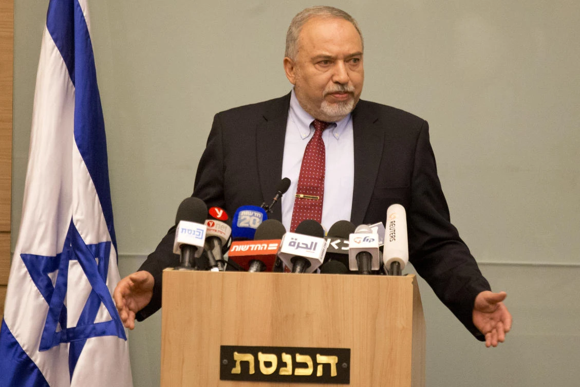 Netanyahu faces snap election calls after defense minister quits