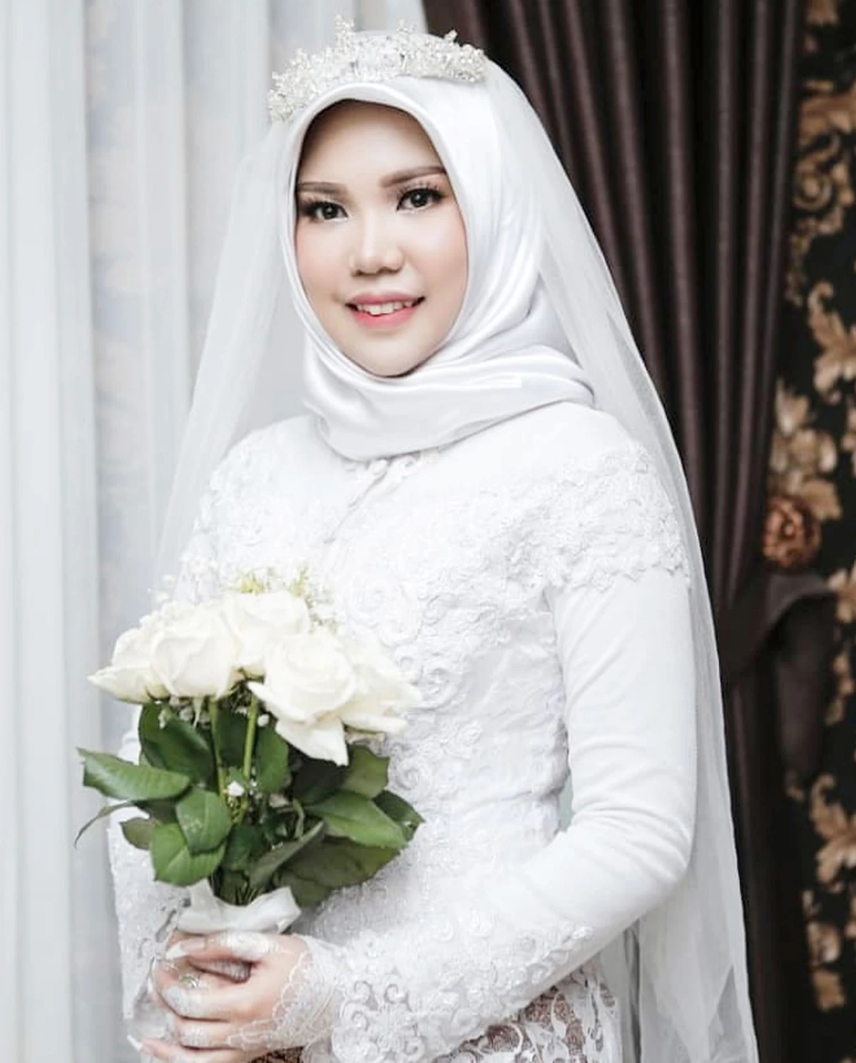 In this photo taken on Sunday, Nov. 11, 2018, and released by Intan Syari, Indonesian Intan Syari poses in her wedding dress with a bouquet of flowers on the day of her planned wedding in Pangkal Pinang, Indonesia. (AP)