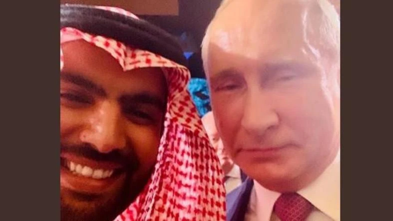 Selfie with Saudi Minister of Culture, Prince Badr bin Abdullah bin Farhan and Russian President Vladimir Putin. (Screengrab / Twitter)