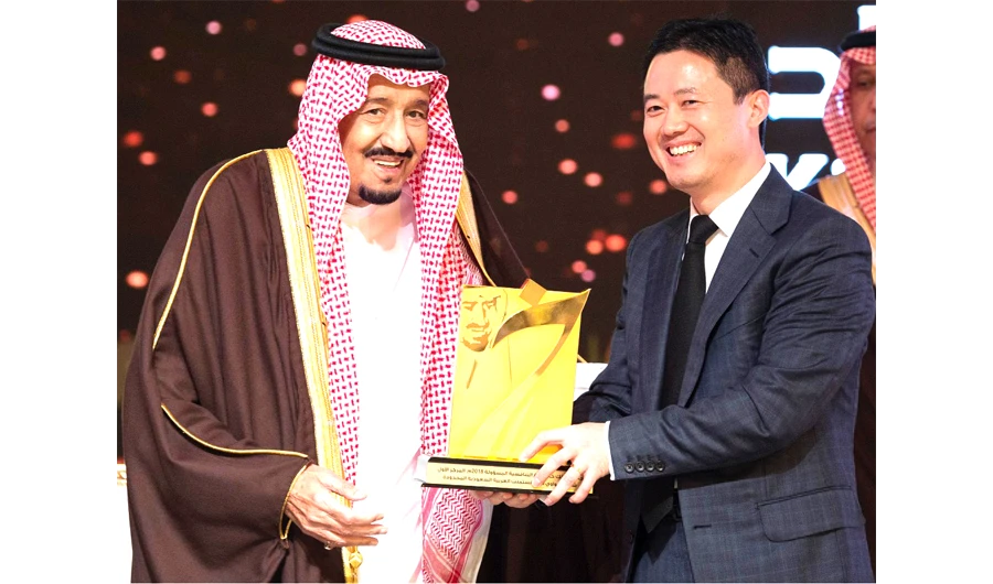 King Salman with Charles Yang, president of Huawei Middle East.