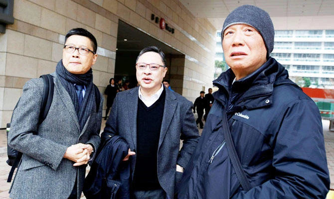 Occupy Central civil disobedience founders, (L-R) professor of sociology Chan Kin-man, law professor Benny Tai and Reverend Chu Yiu-ming, leave a court after a pre-trial hearing in Hong Kong, China January 9, 2018. (REUTERS)