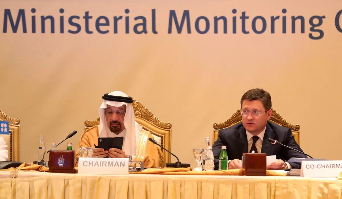 Saudi Energy Minister Khalid al-Falih (L) and Russian Energy Minister Alexander Novak attend a meeting of their Joint Ministerial Monitoring Committee, in the Emirati capital Abu Dhabi on November 11, 2018. (File/AFP)