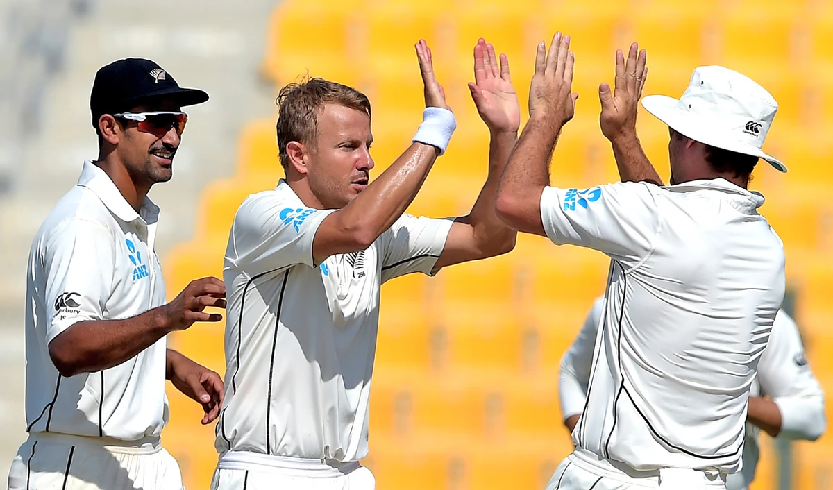 New Zealand bowler Neil Wagner, center, celebrates with teammates after taking the wicket of Pakistani batsman Asad Shafiq during the fourth day of the first Test cricket match between Pakistan and New Zealand in Abu Dhabi on Nov. 19, 2018. (AFP)