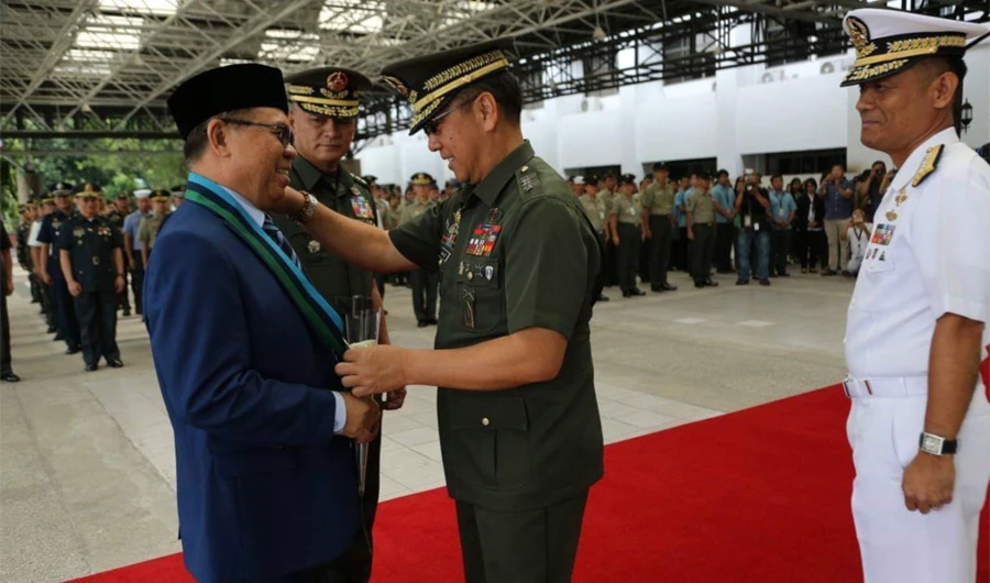 AFP Chief of Staff Gen. Carlito Galvez Jr. welcomes MILF chair Al Hajj Ebrahim Murad at Camp Gen. Emilio Aguinaldo. (Photo/Supplied)