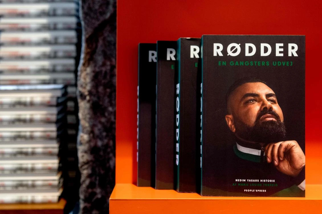A picture taken on November 20, 2018 shows copies of the book titled "Roots - A gangster's way out" about Nedim Yasar by author Marie-Louise Toksvig displayed at a bookstore in Koebmagergade Copenhagen's district. (AFP)