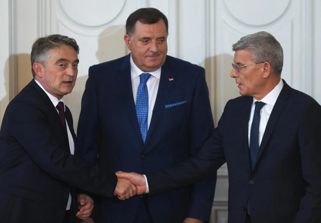 Newly elected members of Bosnia’s tripartite inter-ethnic presidency, Croat member Zeljko Komsic, Serb member Milorad Dodik and Bosniak member Sefik Dzaferovic, shake hands as they attend the presidential inauguration ceremony in Sarajevo, Bosnia and Herzegovina November 20, 2018. (Reuters)