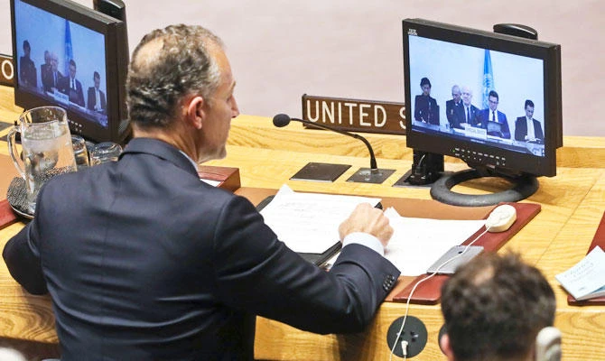 US Deputy United Nations Ambassador Jonathan Cohen, left, address the UN Security Council after a report from UN chief mediator for Syria, Staffan de Mistura, shown center in a live video broadcast, on Monday, Nov. 19, 2018 at UN headquarters. (AP)