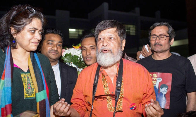 Bangladeshi photographer and activist Shahidul Alam (C) speaks following is release from Dhaka Central Jail, Keraniganj, near Dhaka, on November 20, 2018, after he was granted bail by the high court a few days prior. (AFP)