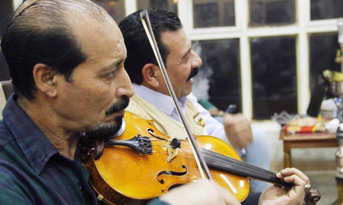 Iraqi Musicians perform live music at a book fair in Mosul on November 6, 2018. (AFP)