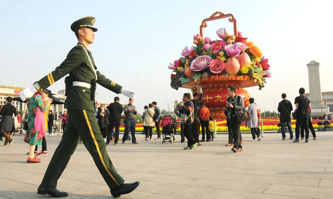 A paramilitary police officer patrols the area around Tiananmen Square ahead of the 19th National Congress of the Communist Party of China, in Beijing, China October 13, 2017. (REUTERS)