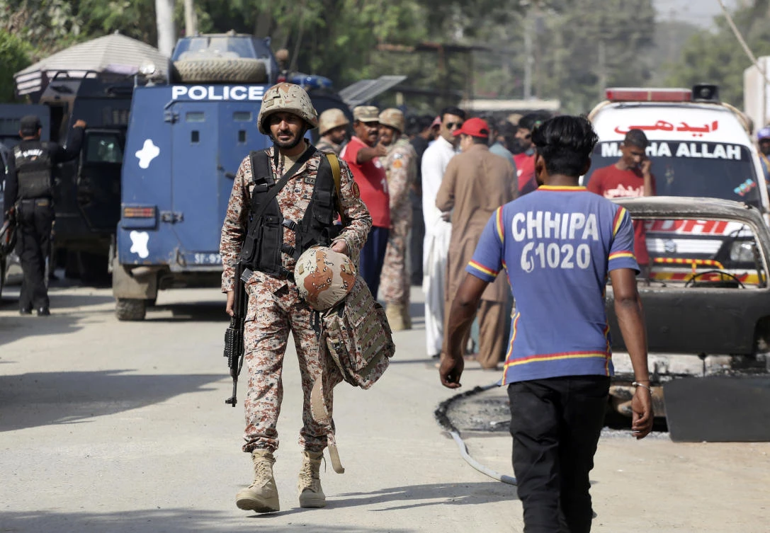 Pakistani security personnel arrive at the Chinese consulate in Karachi. (AP)