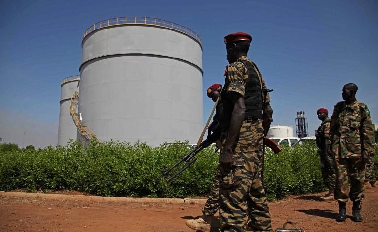 South Sudanese soldiers guard an oil refinery in Melut, South Sudan in this November 20, 2012 photo. (AFP)