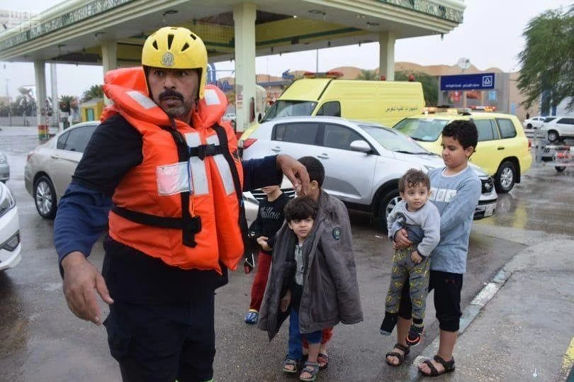 Saudi Arabia’s Civil Defense teams in the Qassim region began attending to a number of accidents caused by heavy rains that have hit the area during the last 24 hours. (SPA)