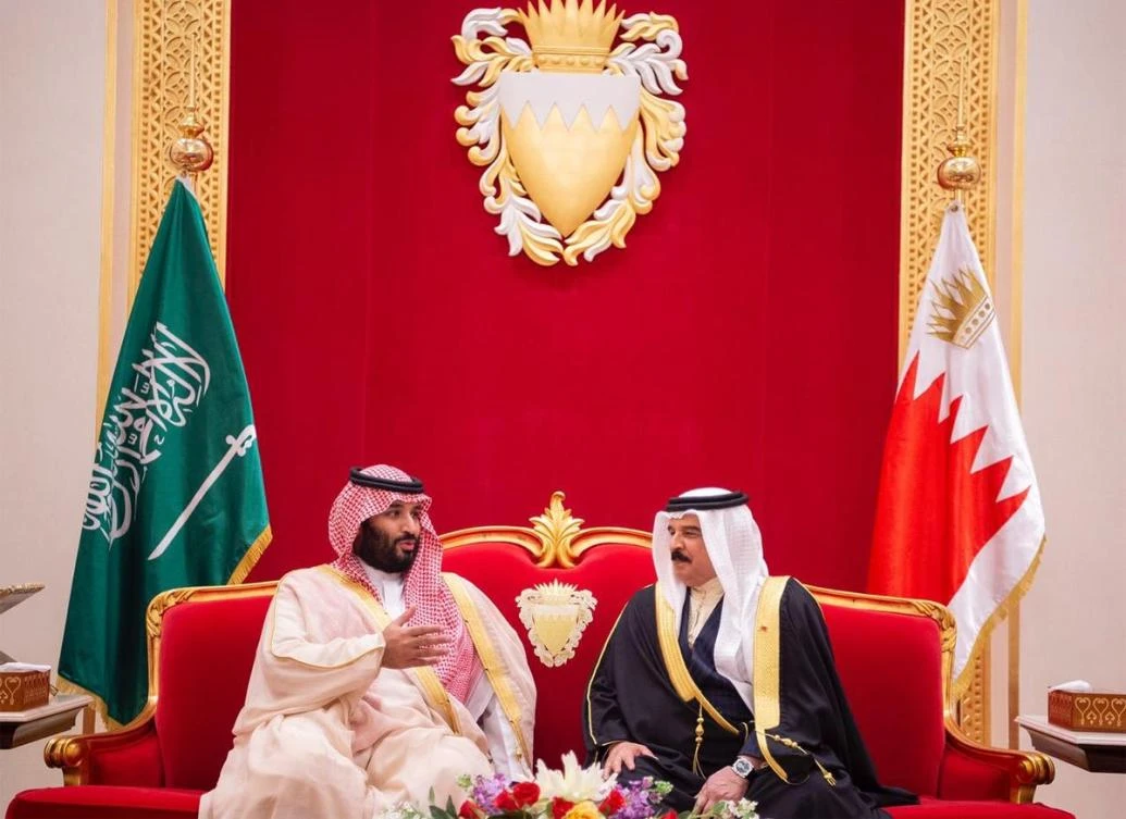 Saudi Arabia’s Crown Prince Mohammed bin Salman arrived in Bahrain on Sunday, continuing his tour of the Arab region which began earlier this week, and met with King Hamed. (SPA)