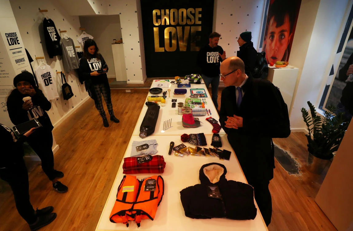 Julia Roberts backs London store selling presents for refugees