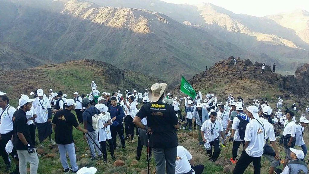 More than 1,300 youth participated in the “Hiking Shamnasir Mount” event. (Twitter @Saudi_Hiking)
