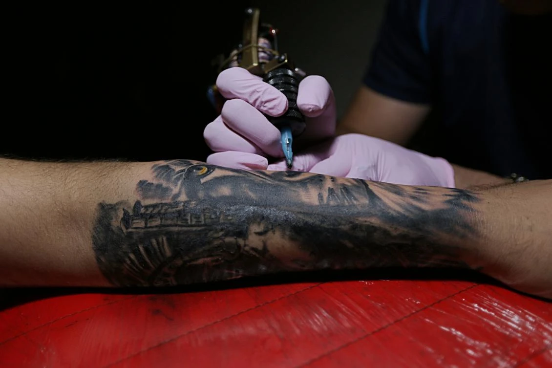 Iraqis seek tattoos to cover scars of war