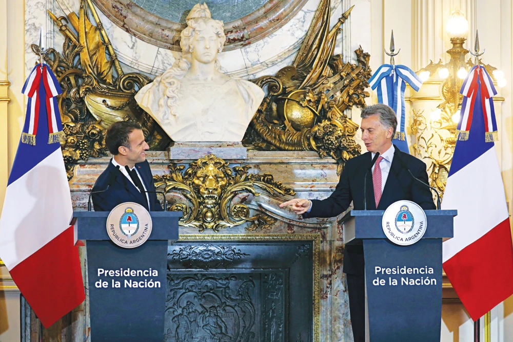France's President Emmanuel Macron (L) shakes holding a joint media conference with Argentina's Mauricio Macri at Casa Rosada presidential house in Buenos Aires on November 29, 2018. (AFP / Ludovic Marin)