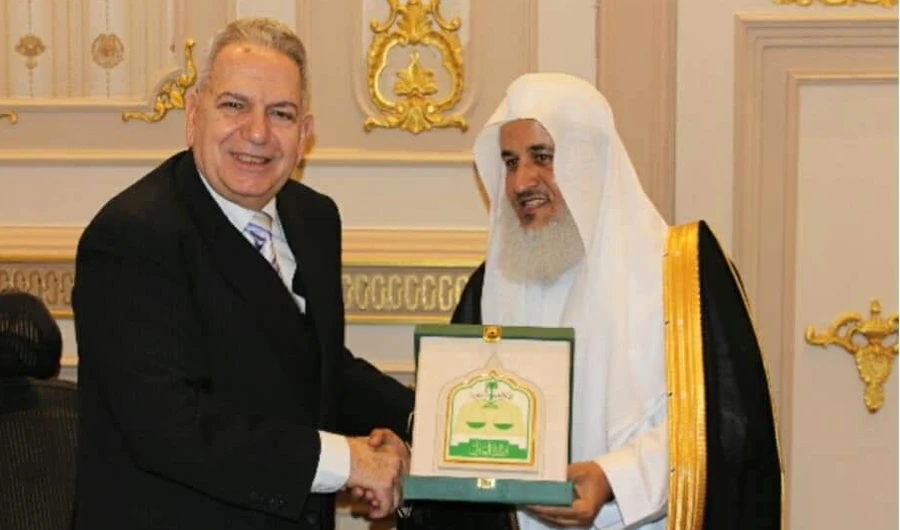 Majdi Abul-Ela (L), president of the Egyptian Court of Cassation, presenting a plaque to Judge Salman bin Mohammed Al-Nashwan, secretary-general of the Saudi Supreme Judicial Council. (Supplied photo)