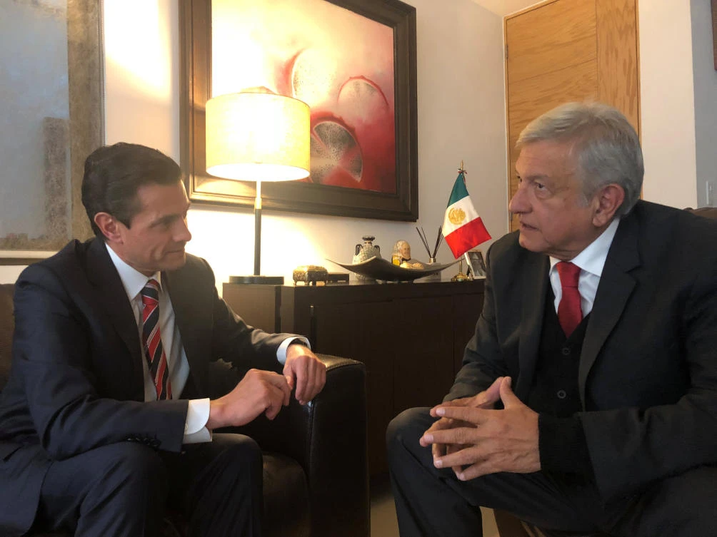 Mexican President-elect Andres Manuel Lopez Obrador (R) chats with Mexico's President Enrique Pena Nieto during a meeting in Mexico City, Mexico November 21, 2018. (Reuters)