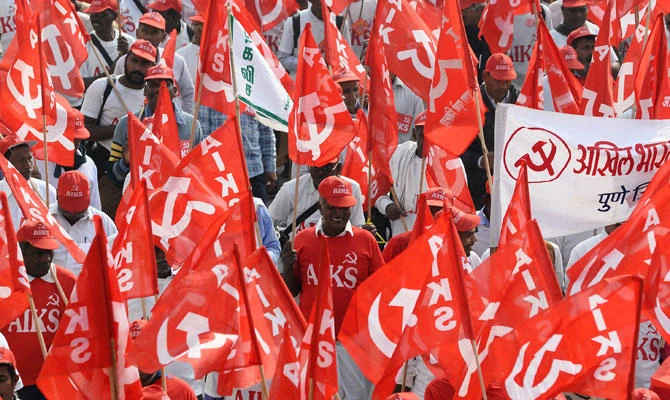 Indian farmers take part in a march organised by the All India Kisan Sabha (AIKS) organization and Communist Party of India (Marxist) alongwith other leftist groups in New Delhi on November 29, 2018, as they call for pro-farmer legislation in the Indian parliament. (AFP)