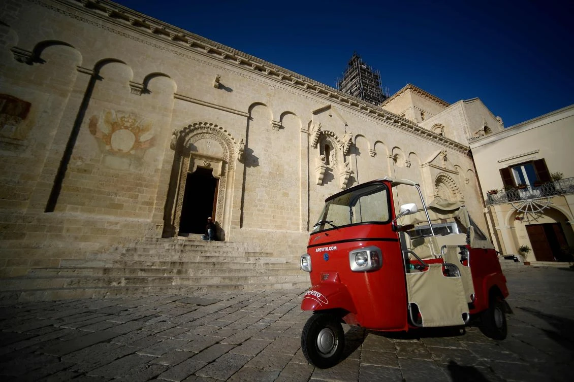 (FILES) This file photo taken on October 19, 2018 shows a delivery tricycle in front of the Matera Cathedral in the southern Italian city of Matera, which has been selected as the 2019 European capital of culture. - / AFP / Filippo MONTEFORTE