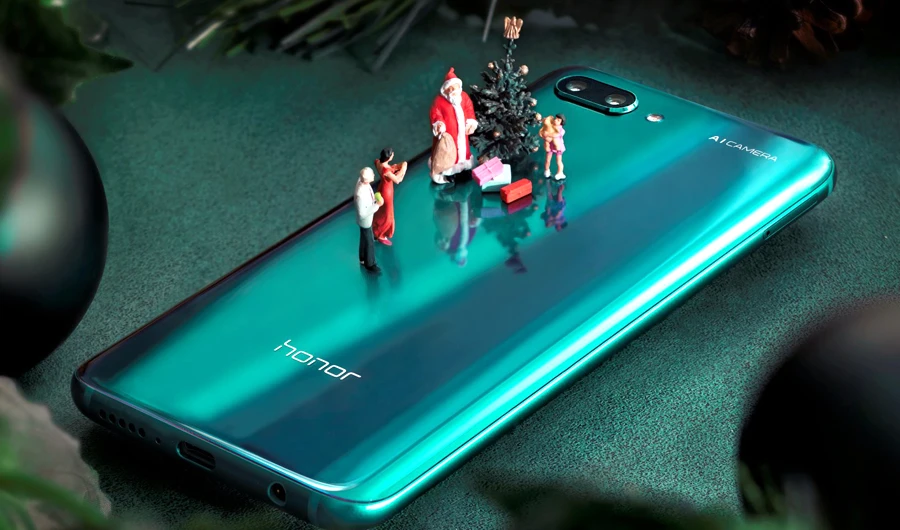 Honor 10 in Phantom Green color.
