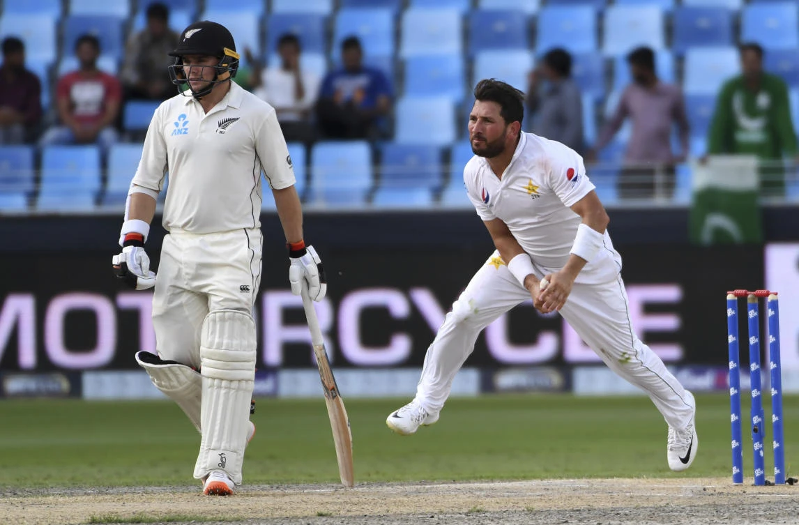 Pakistan's Yasir Shah bowls next to New Zealand's batsman Tom Latham during a cricket test match in Dubai, United Arab Emirates, Monday, Nov. 26, 2018. (AP)
